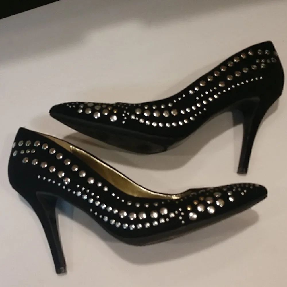 👍 Pretty Studded Black Suede Heels.   A7